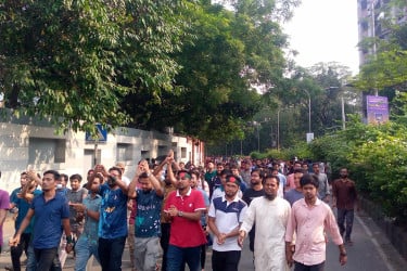 ৪ দাবিতে জনস্রোতে পরিণত হচ্ছে কাকরাইল মোড়