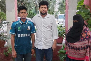 সেই শিক্ষার্থীর সঙ্গে কথা বললেন উপদেষ্টা মাহফুজ, দিলেন বাসায় দাওয়াত