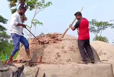 কাঠালিয়ায় কাঠ পুড়িয়ে কয়লা তৈরির
২৩টি অবৈধ চুল্লি বিনষ্ট করলেন ভ্রম্যমাণ আদালত