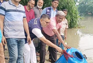 অবৈধভাবে পাচারকালে ৩০ হাজার রেনু উদ্ধার, নদীতে অবমুক্ত
