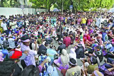 শিক্ষার্থীদের দাবি মানল সরকার