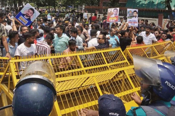 সচিবালয় অভিমুখে ইশরাক সমর্থকদের লংমার্চে পুলিশের বাধা