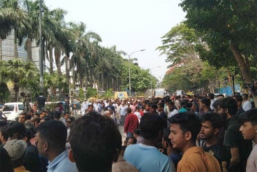 মেয়র হিসেবে দায়িত্ব বুঝিয়ে দেওয়ার দাবিতে নগর ভবনের সামনে ইশরাক সমর্থকদের অবস্থান