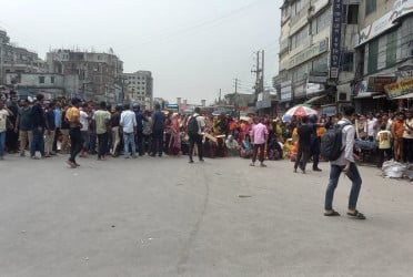 ব‌কেয়া বেতনের দাবি‌তে টঙ্গী‌তে মহাসড়ক অ‌বরোধ