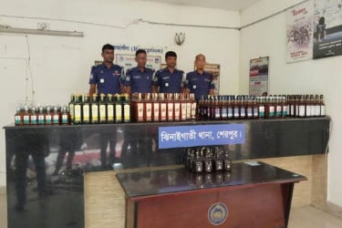 ঝিনাইগাতী সীমান্তে পরিত্যক্ত ৩০০ বোতল মদ উদ্ধার
