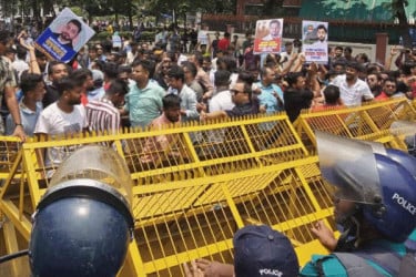 সচিবালয় অভিমুখে ইশরাক সমর্থকদের লংমার্চে পুলিশের বাধা