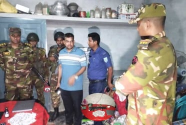 গাইবান্ধায় হ্যাকারের বাড়িতে অভিযান, বিপুল পরিমাণ সরঞ্জাম জব্দ