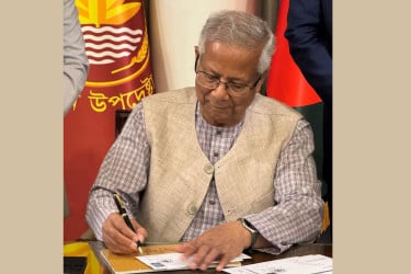 স্মারক ডাকটিকিট অবমুক্ত করলেন প্রধান উপদেষ্টা