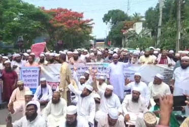 বকেয়া বেতন-ভাতার দাবিতে কুমিল্লা-সিলেট মহাসড়ক অবরোধ