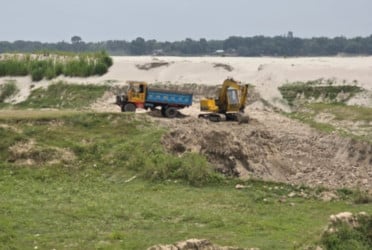 গড়াই নদী তীরের মাটি কাটায় জরিমানা