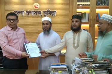 গণশিক্ষার শিক্ষকদের বকেয়া বেতনের দাবিতে কুমিল্লায় মানববন্ধন