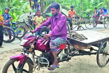 দাপিয়ে চলছে মন্টু মিয়ার আজব ভ্যান