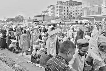 বকেয়া বেতন দাবিতে বিক্ষোভ মহাসড়ক অবরোধ
