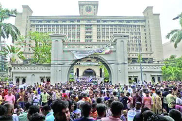নগর ভবনে তালা, অবাঞ্ছিত ঘোষণা উপদেষ্টাকে