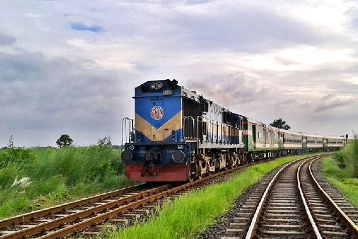 বাসায় ফেরার পথে ট্রেনের ধাক্কায় এসআই নিহত