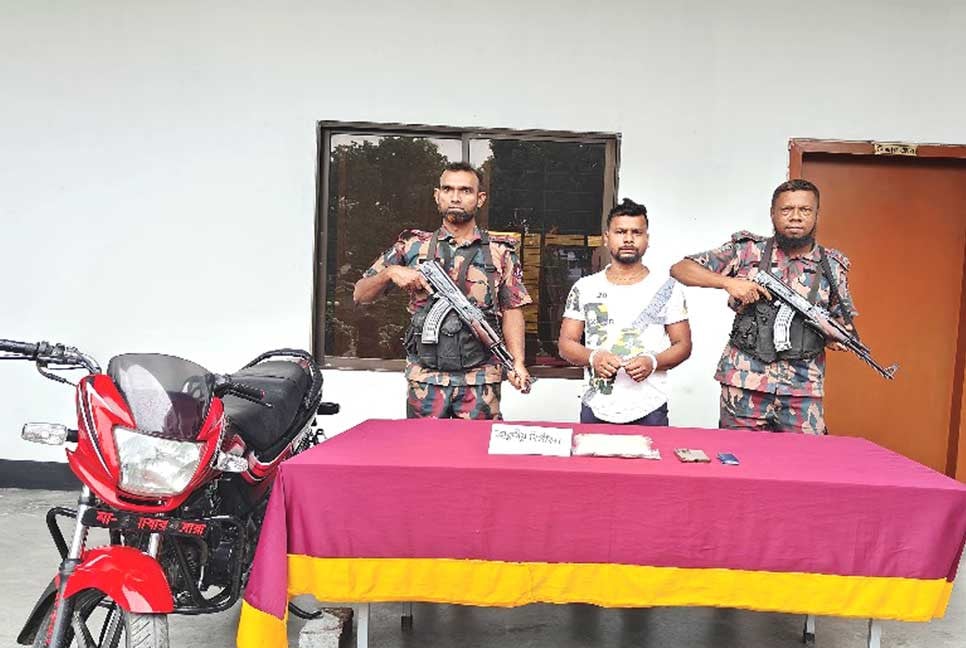 বেনাপোল সীমান্তে হিরোইনসহ ভারতীয় নাগরিক আটক