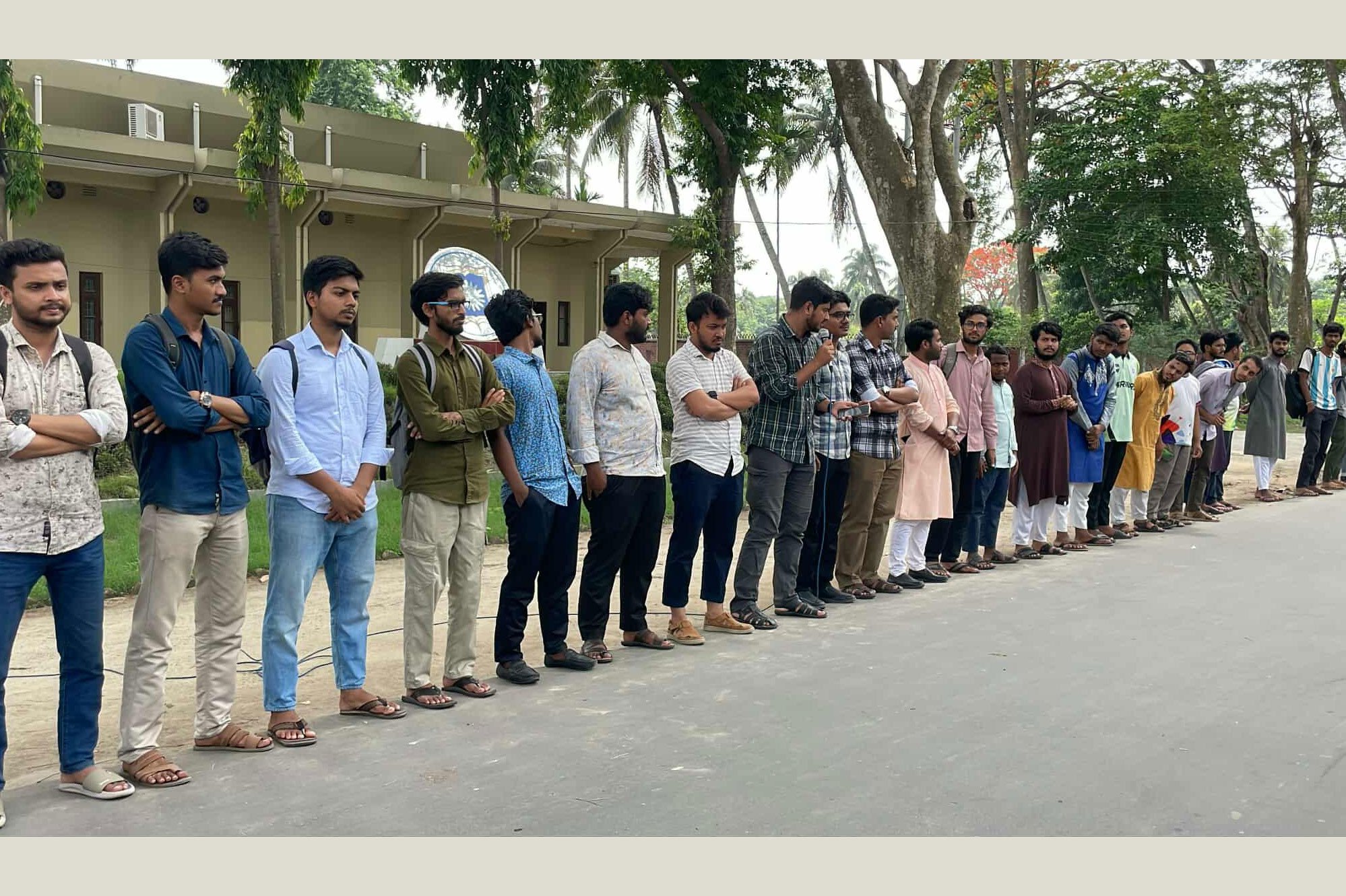 রাকসু তফসিল ঘোষণার দাবিতে মানববন্ধন