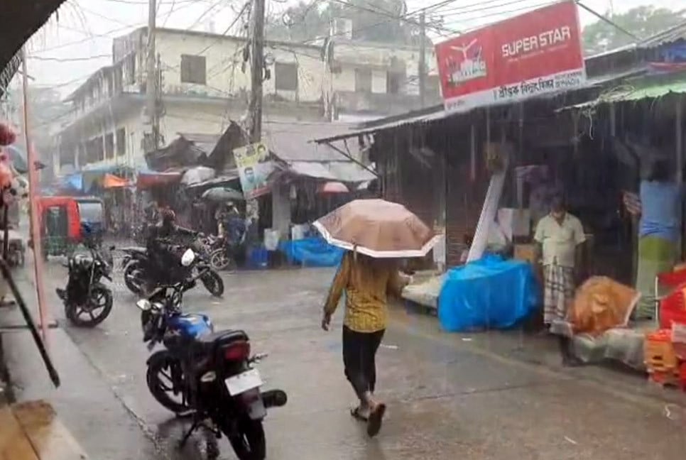 কলাপাড়ায় হঠাৎ বৃষ্টিতে স্বস্তি