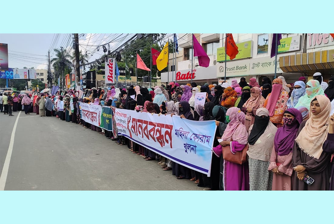 খুলনায় প্রথমবারের মতো রাজনৈতিক কর্মসূচিতে প্রকাশ্যে জামায়াতের নারী নেতাকর্মীরা