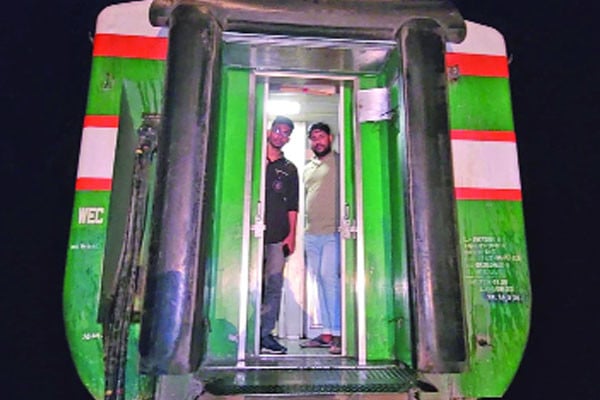 ১৩টি বগি রেখেই চলে গেল ট্রেনের ইঞ্জিন