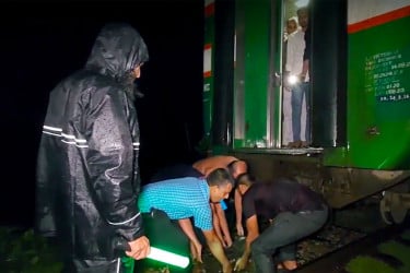 নেত্রকোনায় ট্রেন বিভ্রাট: ইঞ্জিন চলে গেল, বগি পড়ে রইল লাইনে!
