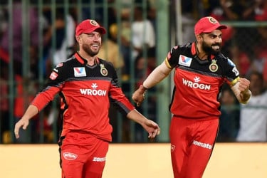 কোহলির সঙ্গে ট্রফি উঁচিয়ে ধরতে ভারতে যাবেন ডি ভিলিয়ার্স