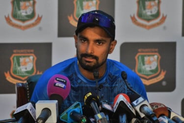 ম্যাচ জিতলেও শেষের ব্যাটিং নিয়ে দুর্ভাবনায় লিটন
