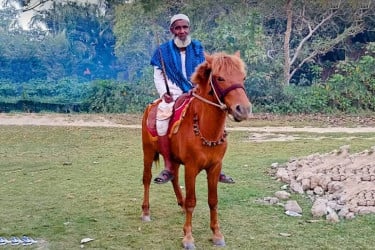 ৩ হাজারের বেশি কবর খোঁড়া শয্যাশায়ী মনু মিয়ার প্রিয় ঘোড়াটি মেরে ফেলল দুর্বৃত্তরা