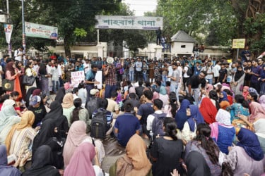 ৪৮ ঘণ্টার আল্টিমেটাম শেষে আবারও শাহবাগ থানা ঘেরাও
