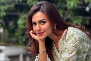 বিমানবন্দর থেকে আটক নুসরাত ফারিয়া
