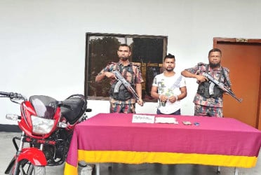 বেনাপোল সীমান্তে হিরোইনসহ ভারতীয় নাগরিক আটক
