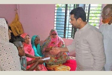 বজ্রপাতে মারা যাওয়া মোকাররমের পরিবারের পাশে বিএনপি নেতা আজাদ