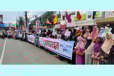 খুলনায় প্রথমবারের মতো রাজনৈতিক কর্মসূচিতে প্রকাশ্যে জামায়াতের নারী নেতাকর্মীরা