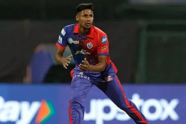 টস হেরে ব্যাটিংয়ে দিল্লি, একাদশে মুস্তাফিজ