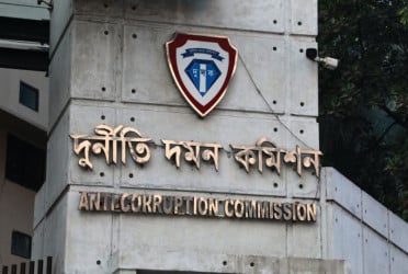 সাবেক দুদক চেয়ারম্যানসহ চারজনের নামে মামলার আবেদন