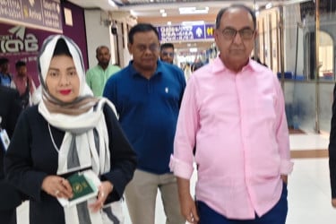 চিকিৎসার জন্য সস্ত্রীক সিঙ্গাপুর গেলেন মির্জা আব্বাস