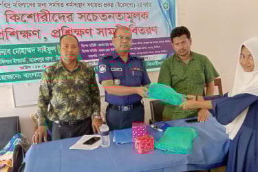 ঝিনাইদহে প্রশিক্ষণ সামগ্রী বিতরণ