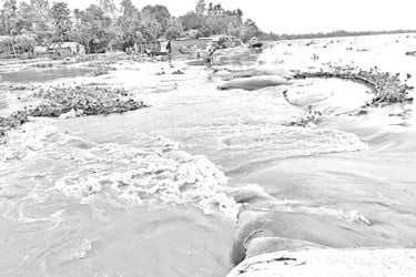 আতঙ্কে কয়েক লাখ মানুষ