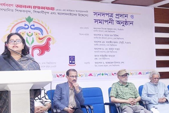 ঢাবিতে বর্ষবরণ শোভাযাত্রায় অংশগ্রহণকারীদের সনদপত্র প্রদান