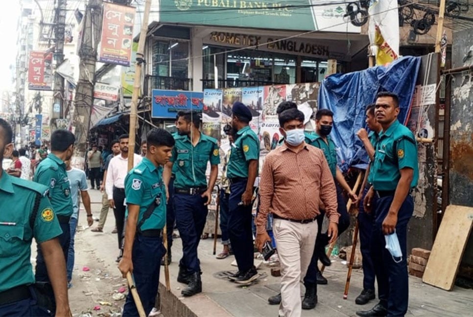 অবৈধ ভাসমান দোকান উচ্ছেদে ডিএমপির বিশেষ অভিযান, গ্রেফতার ১০