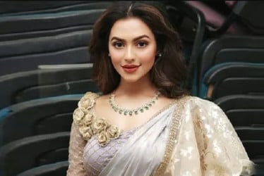 অভিনেত্রী নুসরাত ফারিয়াকে নেওয়া হয়েছে আদালতে