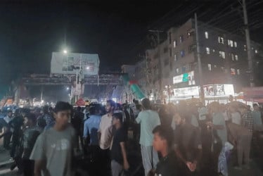 শাবি শিক্ষককে মারধরের প্রতিবাদে শিক্ষার্থীদের সড়ক অবরোধ, আটক ১