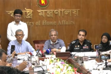 বিমানবন্দরে ছেড়ে দিলে বলতেন, ছেড়ে দিয়েছেন : স্বরাষ্ট্র উপদেষ্টা