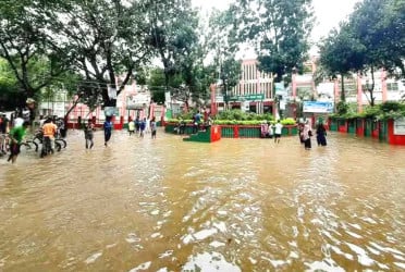 বগুড়ায় তিন ঘণ্টার বৃষ্টিতে সড়কে হাঁটু পানি