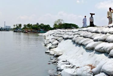 আকাশে মেঘ দেখলেই আঁতকে উঠেন রাবনাবাদ নদী পাড়ের মানুষ