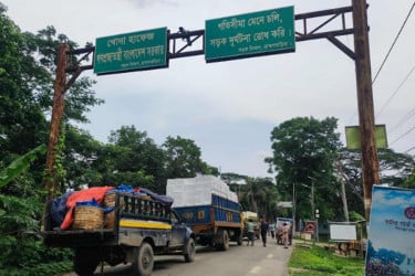 ভারতের নিষেধাজ্ঞায় আখাউড়া স্থলবন্দরে অচলাবস্থা