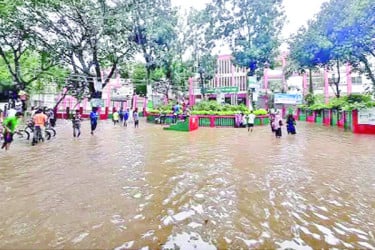 বগুড়ায় তিন ঘণ্টার বৃষ্টিতে সড়কে হাঁটুপানি