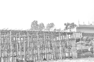 ব্রিজের কাজ বন্ধ, ঠিকাদার লাপাত্তা