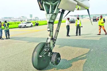 বিয়ারিং কাজ না করায় খুলে যায় বিমানের চাকা