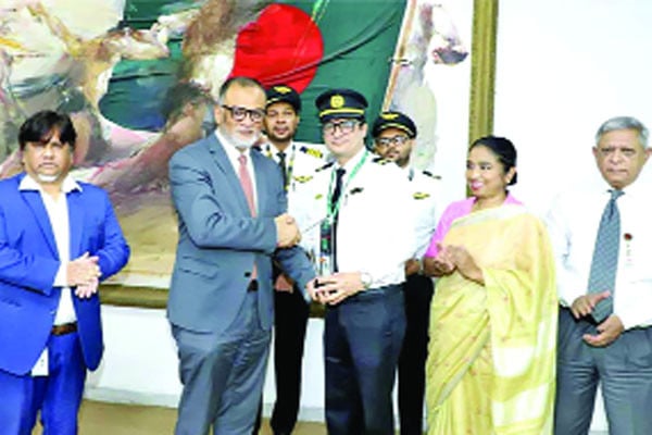 সাহসিকতার স্বীকৃতি পেলেন বিমানের সেই পাইলট